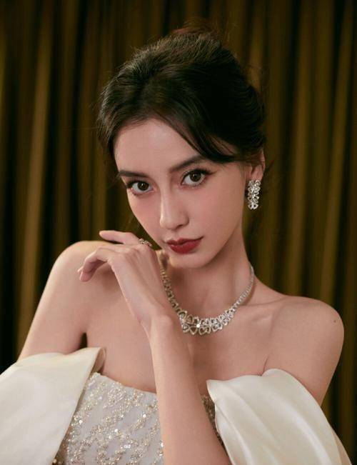 angelababy新恋情曝光!黄晓明早已落败,网友直呼:爱情无常!