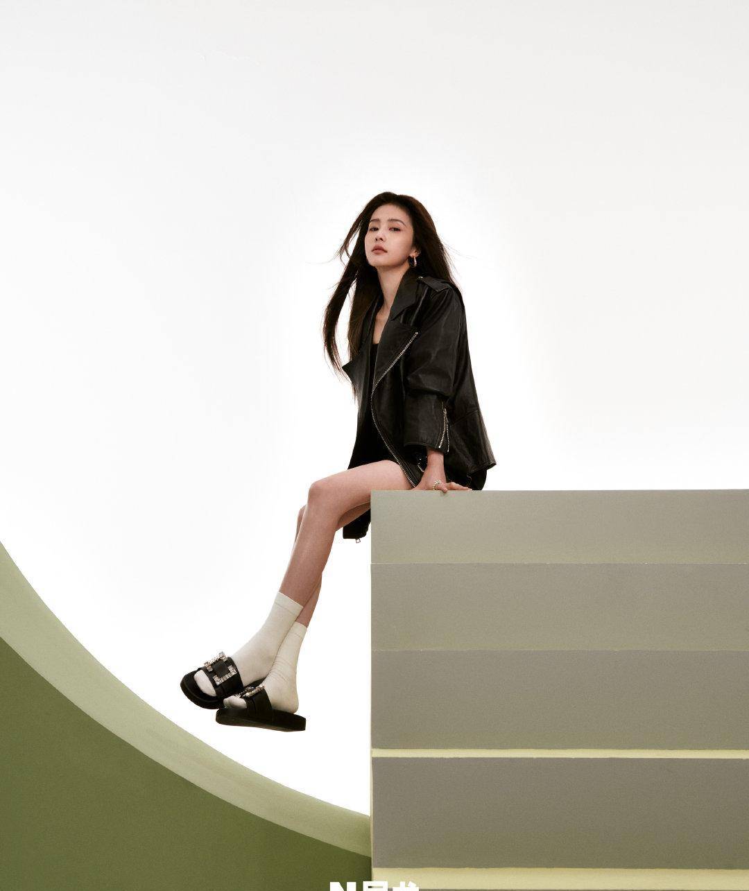 白鹿登上《尼龙》封面秀白丝袜美腿,李宇春,姐姐,徐梦桃_穿着_袜子