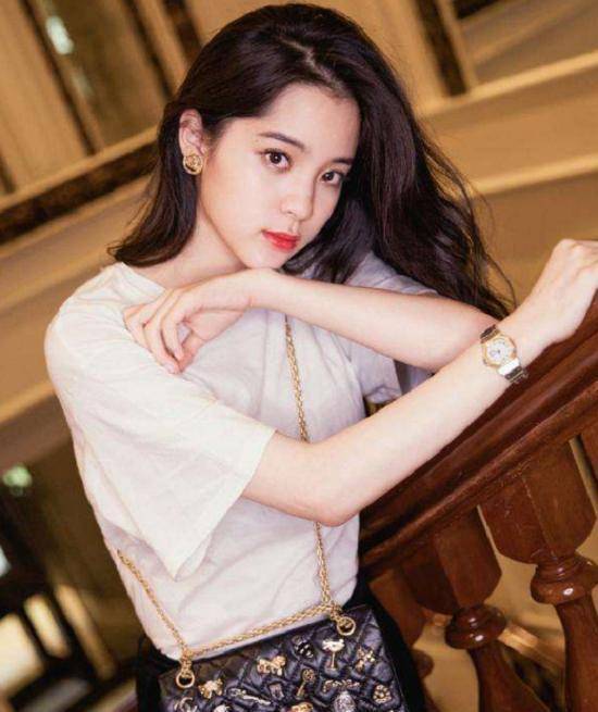 听了欧阳娜娜唱得《惊雷》,这小奶音想diss也diss不起来啊!