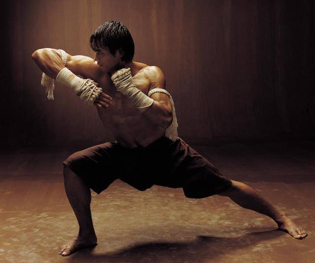 泰拳电影巅峰之作,绝对能将你浑身血液都燃烧起来_托尼·贾_阿天_信仰