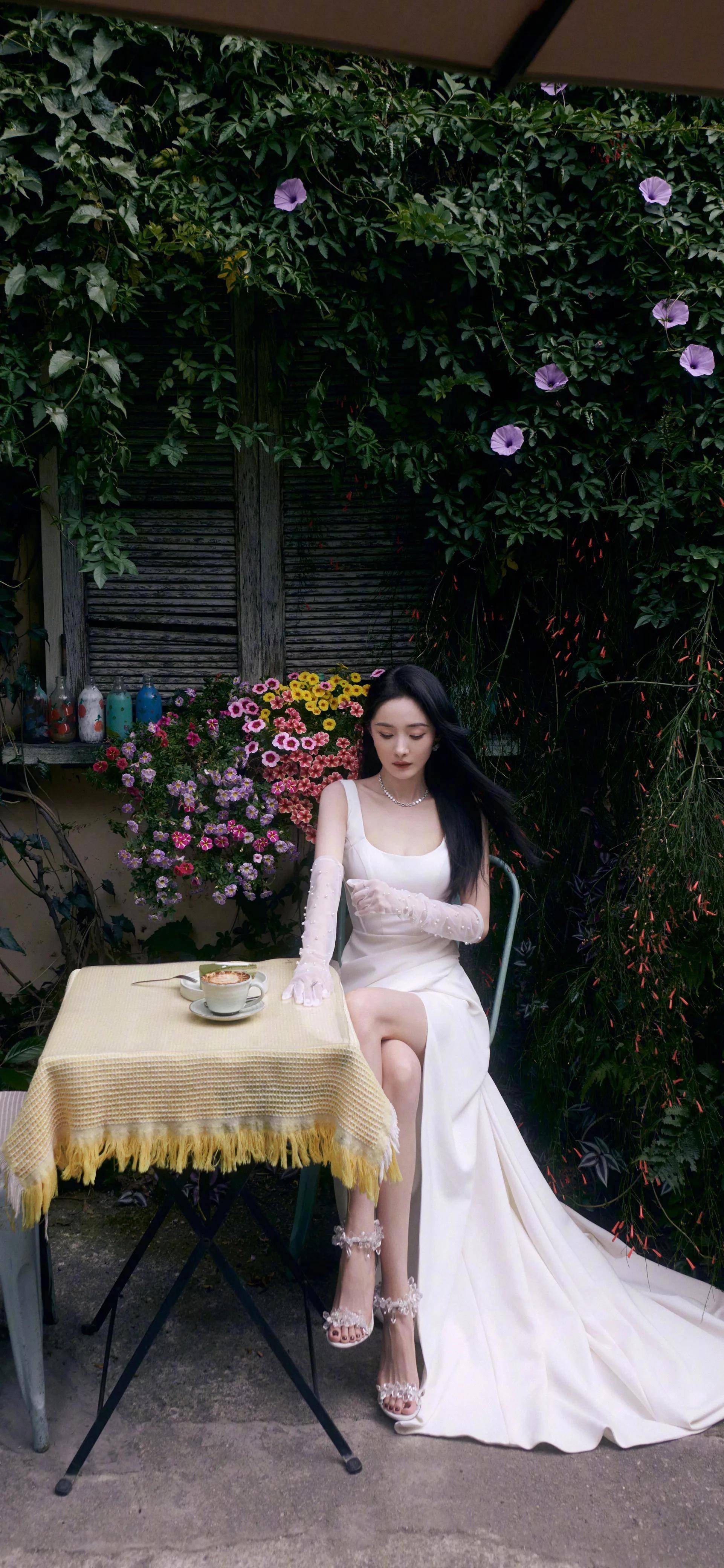 姐姐的优质美照,穿着冬日雪白的裙子,如春风般优雅迷人_白色_礼服_美