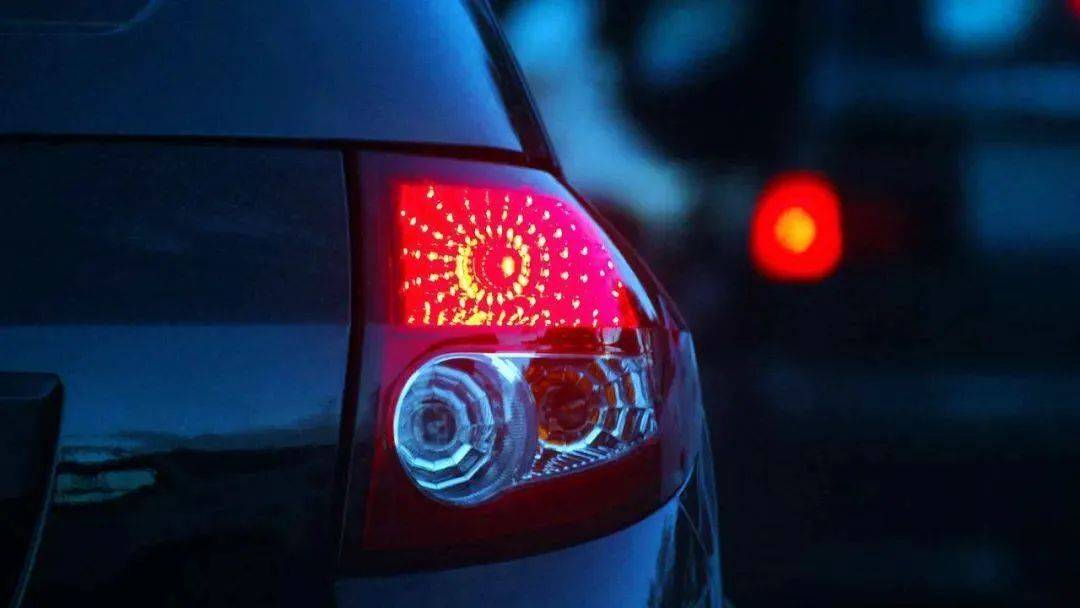 新能源车单踏板模式制动,刹车灯亮与不亮的"困局"_搜狐汽车_搜狐网