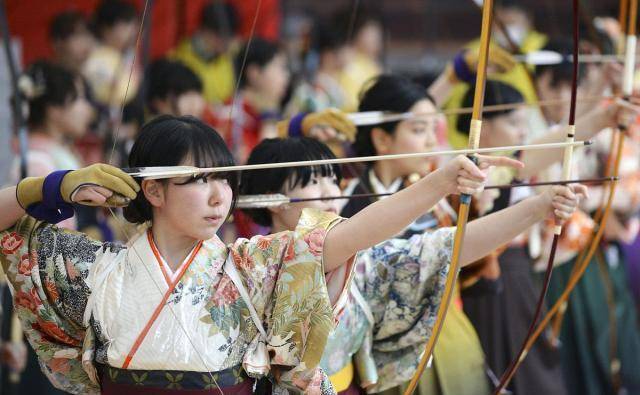 原创            同样20岁成人礼，日本年轻人庆祝场面温馨，韩国却情侣宾馆爆满！-日本人的成人礼是什么