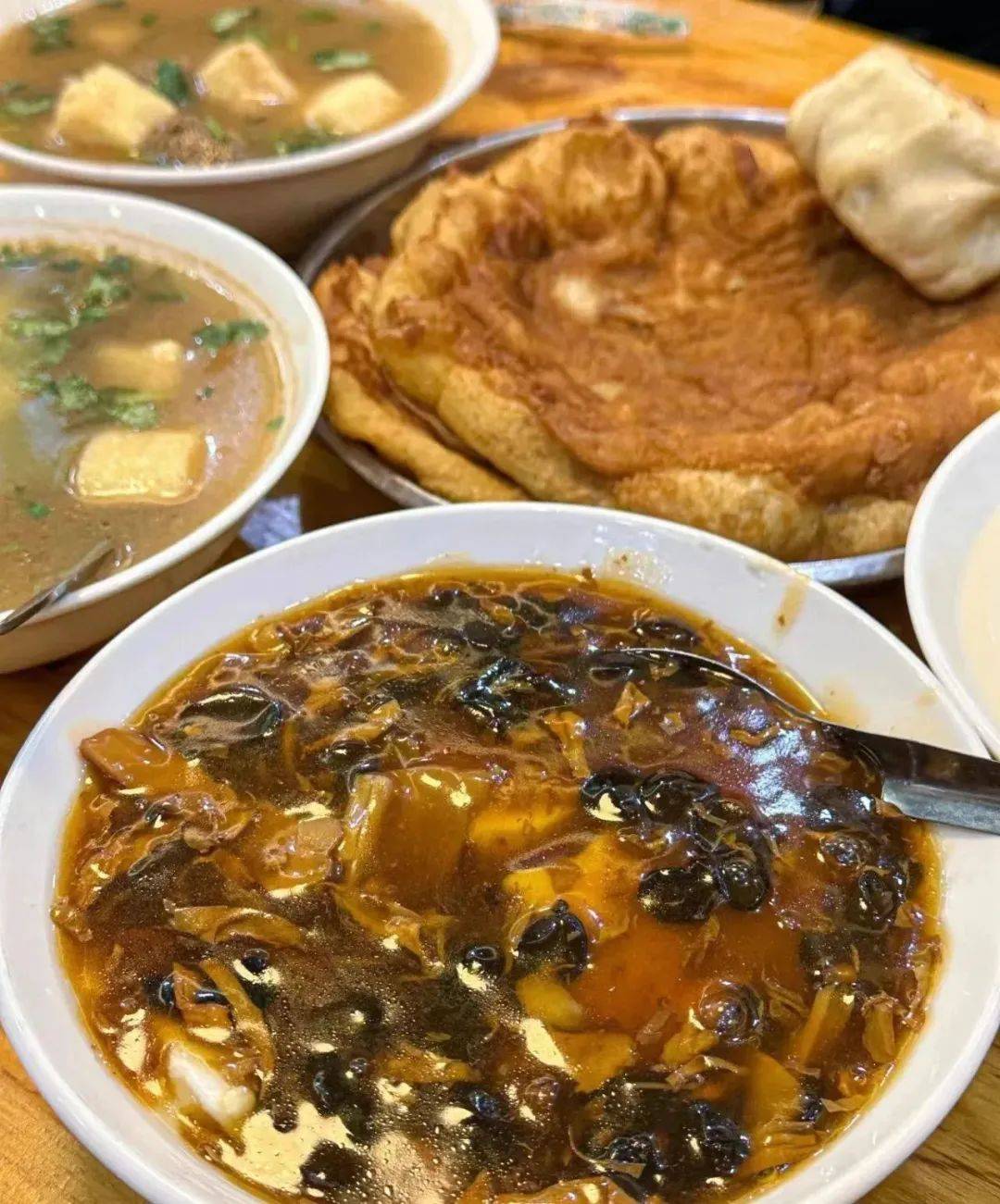 这家藏在犄角旮旯里的神级小吃店别看他破好吃到不行