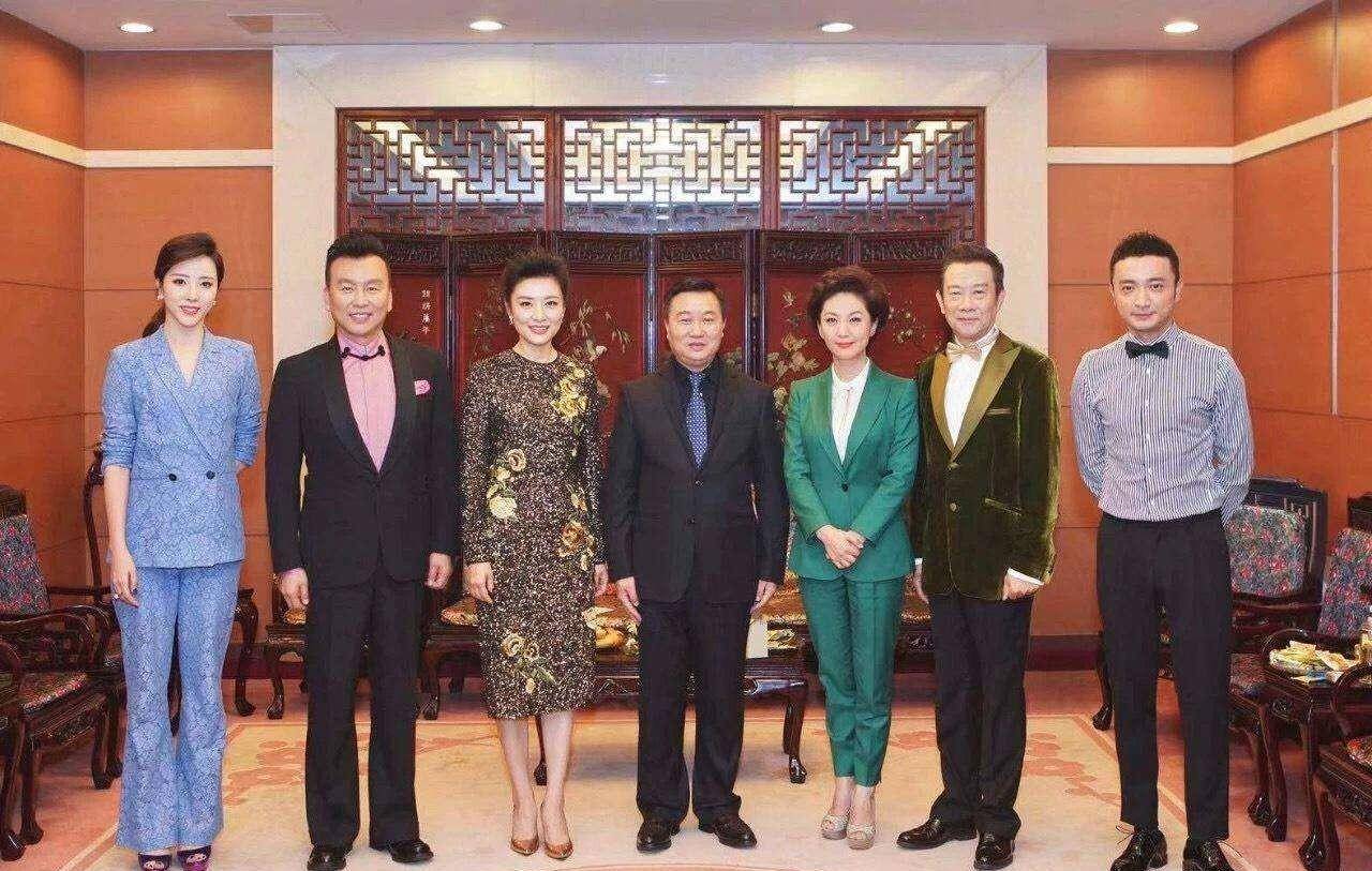 电视美女主播张璐近照,生活中的张璐,远比荧屏上的她更加靓丽_工作