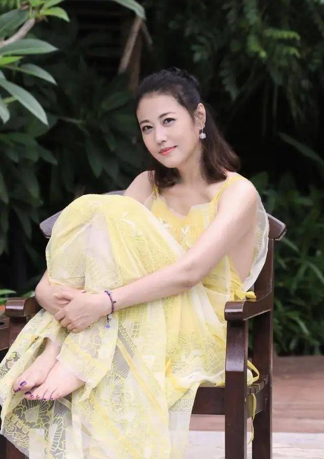 53岁周海媚终于美回来,穿黄色吊带裙度假,年轻20多岁_高领_肤色_颜色