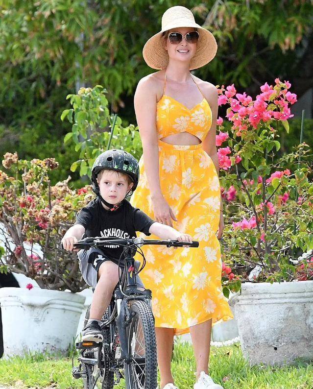 伊万卡穿仙女裙戴草帽,巧妙设计秀身材,和孩子们出行心情大好!