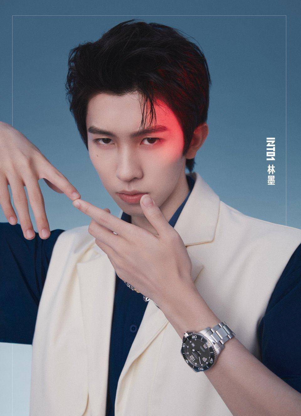 into1最新官博帅照太养眼粉丝好幸福._少年_西装_官博太