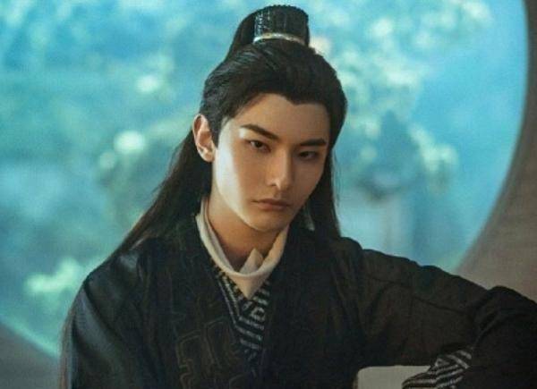 就像王瑞昌饰演的漠北王这个角色一样,帅气帅气,冷漠霸道,从发型到