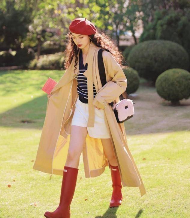 没想到姐姐把"雨靴"带火了,时髦高级显腿细,怪不得潮人都跟风_雨鞋