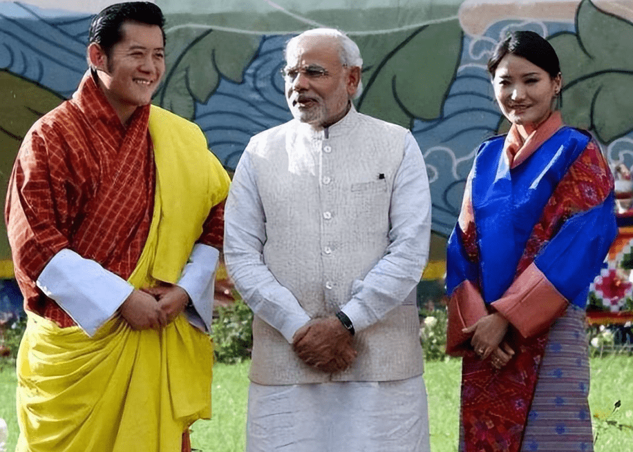 不丹最帅老国王的幸福人生,娶同胞四姐妹为妻,抱孙子不忘搂儿媳_辛格