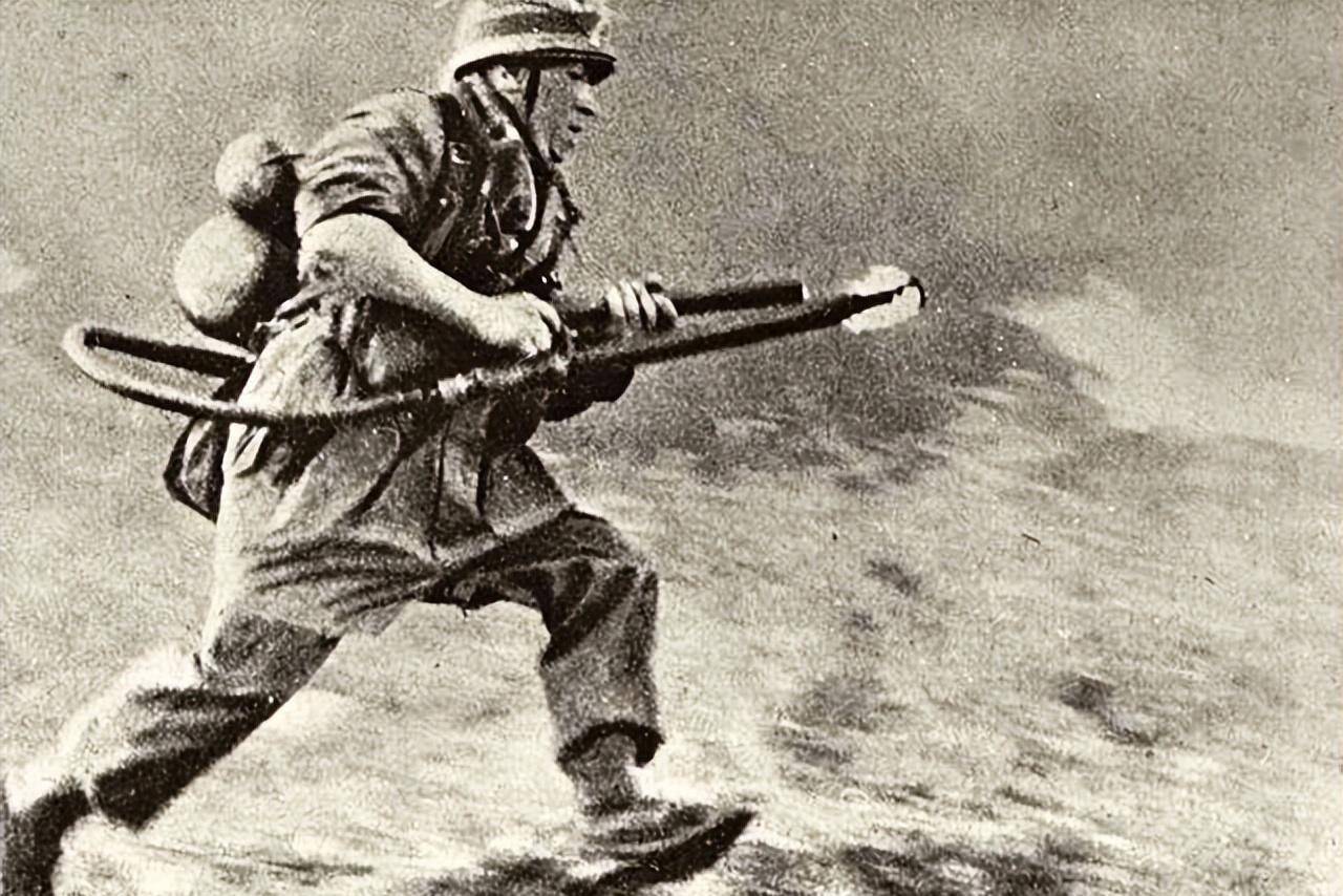 在德国小镇桑腾使用mk2喷火器训练的英军士