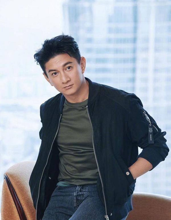 50岁吴奇隆胖到不敢承认!浮肿的脸庞和灰色的太阳穴,谁会认得它?