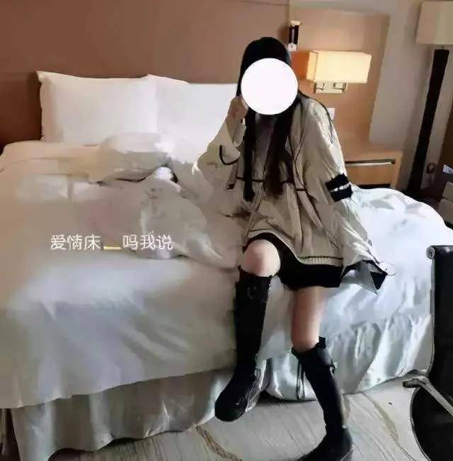 女粉丝与当红男星酒店同床,朋友圈发自拍炫耀,照片流出没眼看_明星