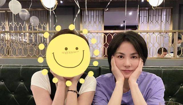 50岁王菲给女儿庆生,14岁李嫣嘴巴变美看不出破绽,手机壳抢镜_网友