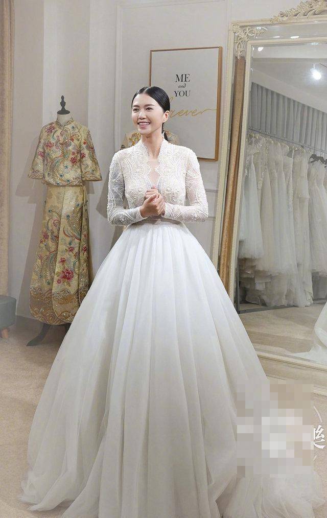 哇塞,谭维维穿这婚纱像个仙女好美啊,这娇羞的小表情~~这腰也太细了吧