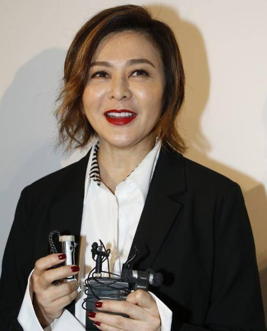 56岁关之琳现身略显老态,被问感情时她坦然称:对的人迟早会来!