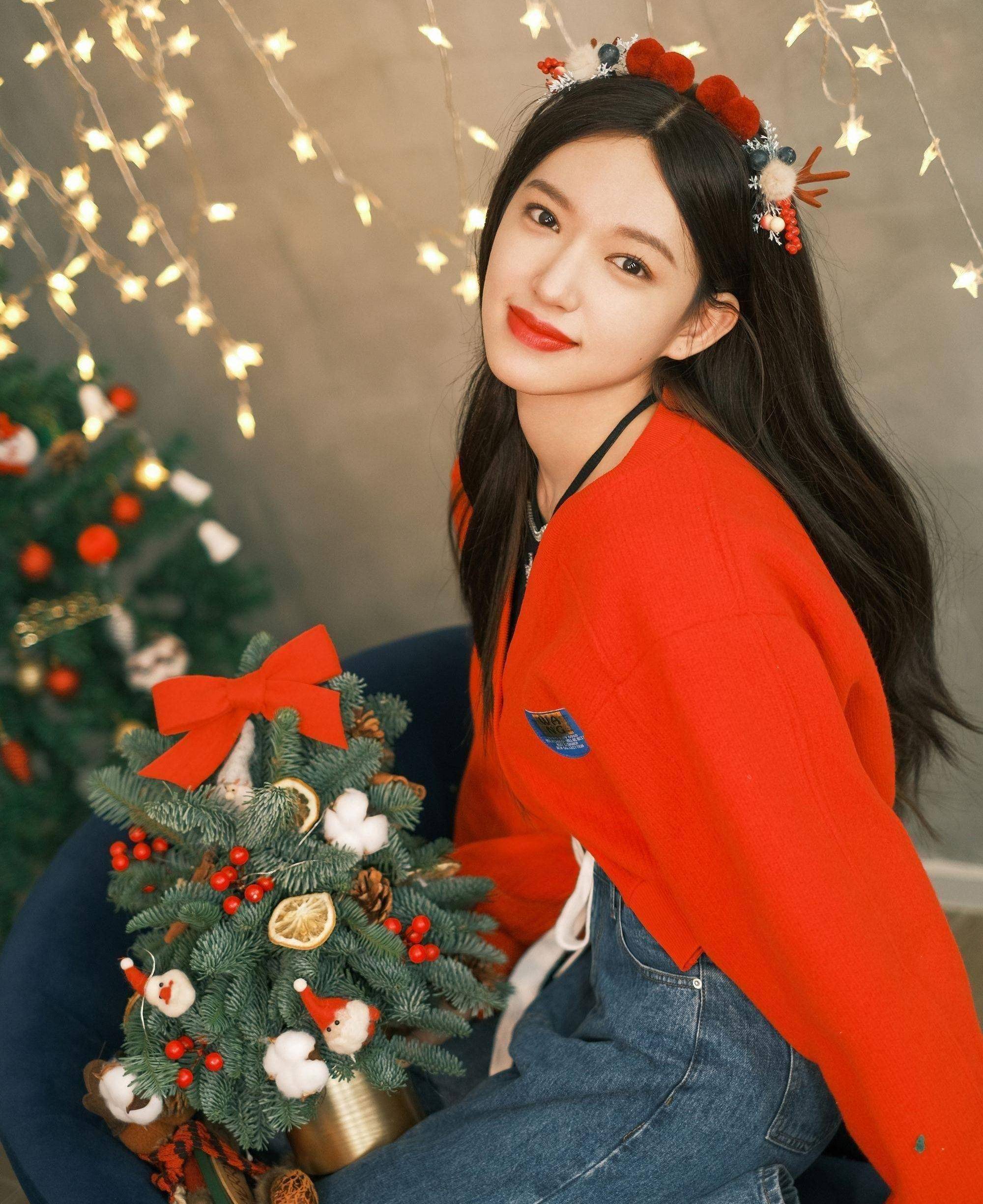 程潇越来越漂亮了!穿红毛衣拍圣诞大片,长发飘飘活泼_红色_气质_节日