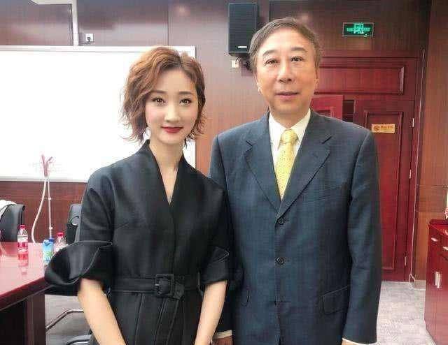 冯巩60岁老婆近照,气质优雅风韵犹存,儿子长得跟他一模一样_丈夫_艾慧