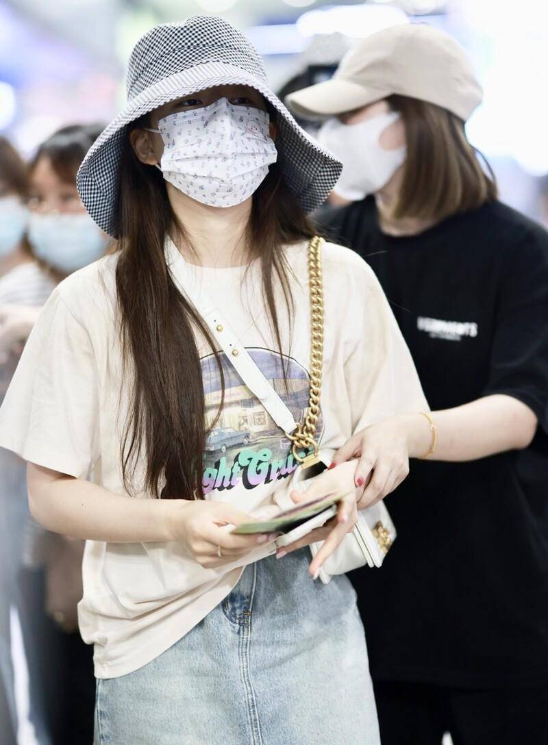 赵露思一身休闲装,印花t恤搭配九分牛仔裙,比例很好_设计_效果_时尚