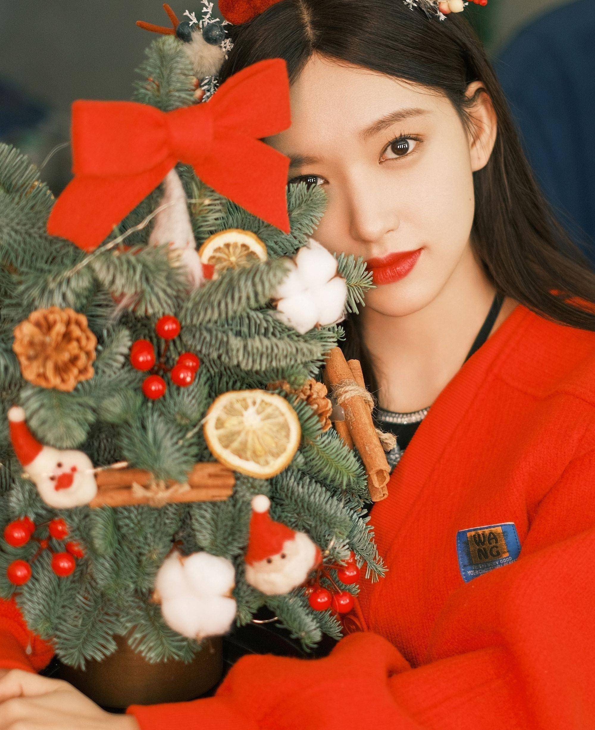 程潇越来越漂亮了!穿红毛衣拍圣诞大片,长发飘飘活泼_红色_气质_节日