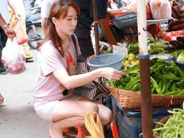 近日胡静的一组生活照被网友曝光,胡静身着白色短裤搭配着一件紫粉色