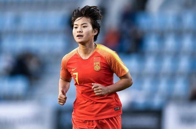 接受采访时,女足队长马君秀出了6块腹肌,线条明显.