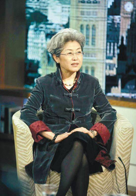 最美外交官",69岁一头白发风姿优雅,穿衣打扮得体气质_傅莹_西服_女性