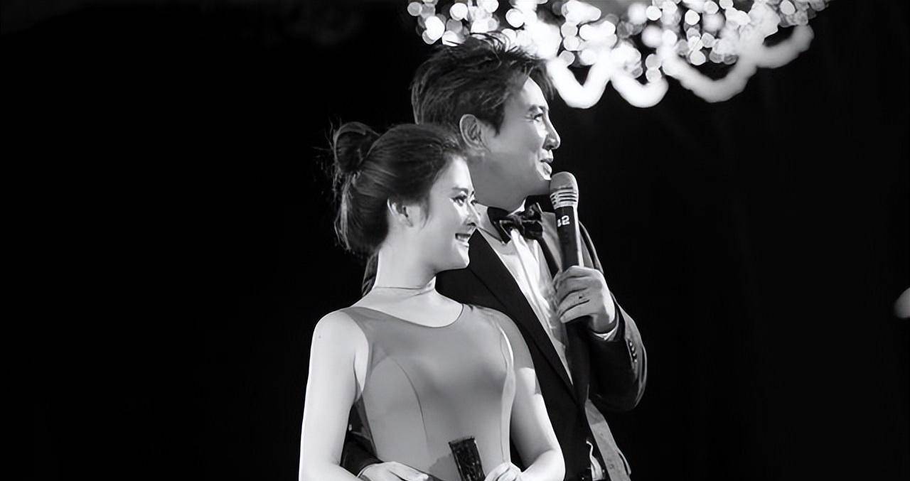 沈腾老婆脾气很好,一身红色连衣裙,颜值身材都不输女明星_衣服_颜色