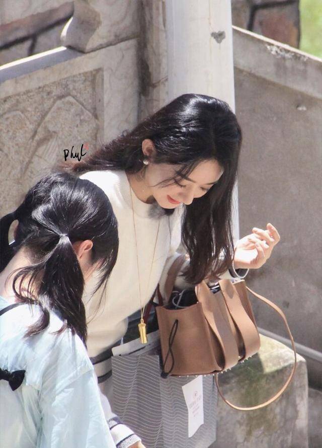 此前,赵丽颖接的综艺并不多,给人印象最深刻的还是《偶像来了》,在这