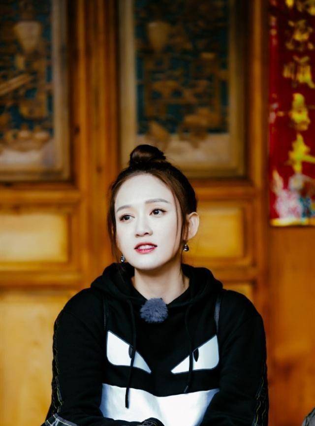 陈乔恩39岁还是少女模样,运动装上《野生厨房》,却被丸子头抢镜_衣品