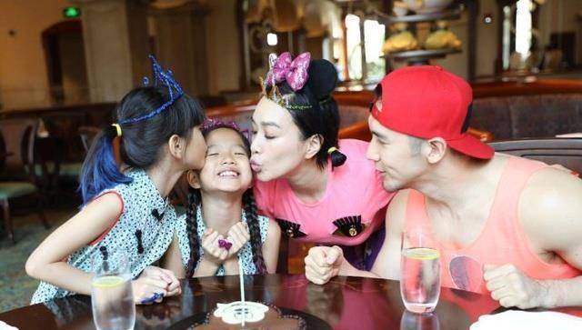 二女儿生日钟丽缇一家四口游迪士尼6岁考拉挑染头发惹争议_jaden_网友
