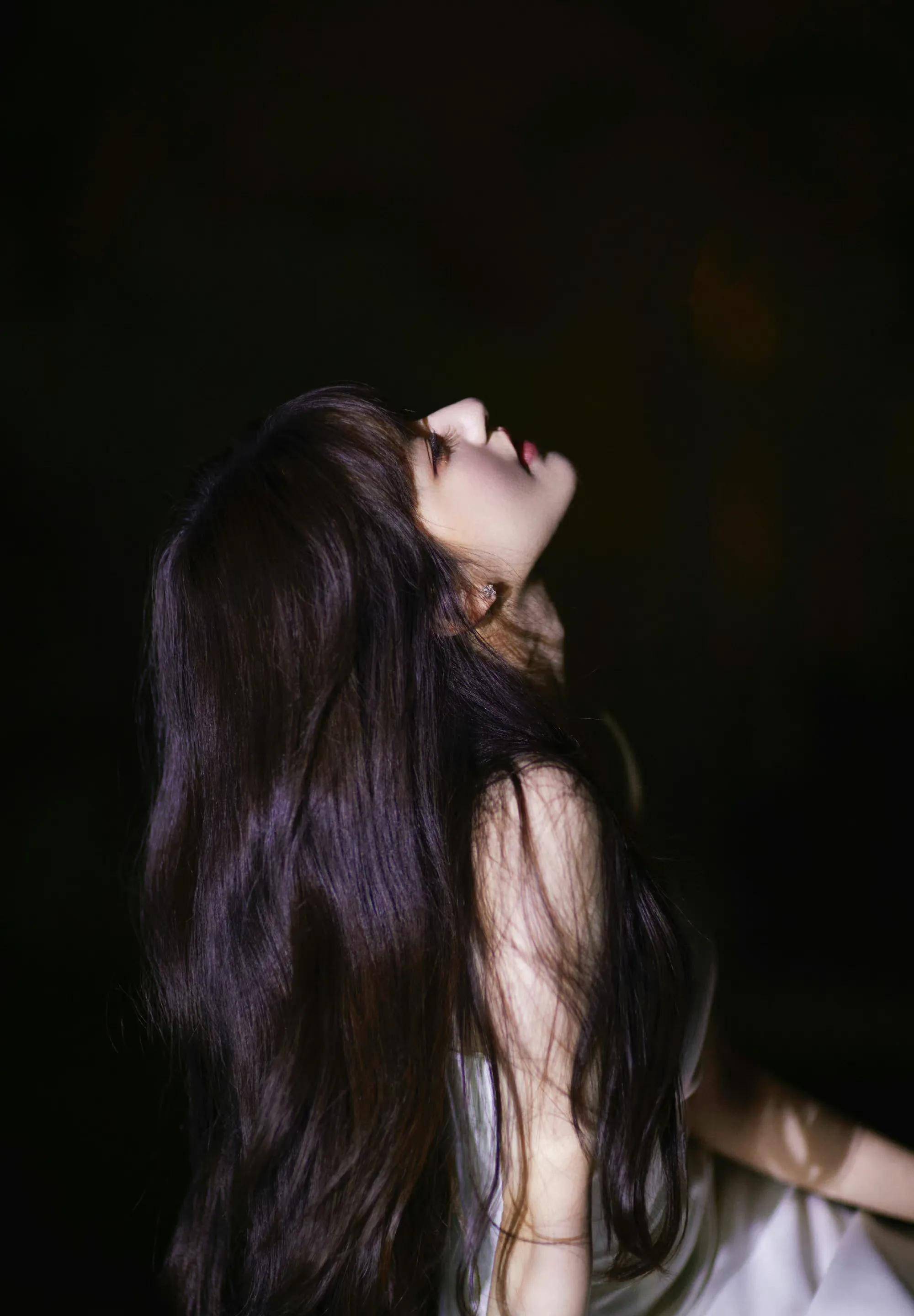 赵露思早秋光影写真拍摄,身穿白色吊带裙,清纯又好色