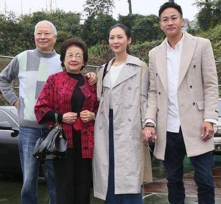 何润东的妻子比他小8岁,但是年龄并不影响他们之间的感情,他的妻子