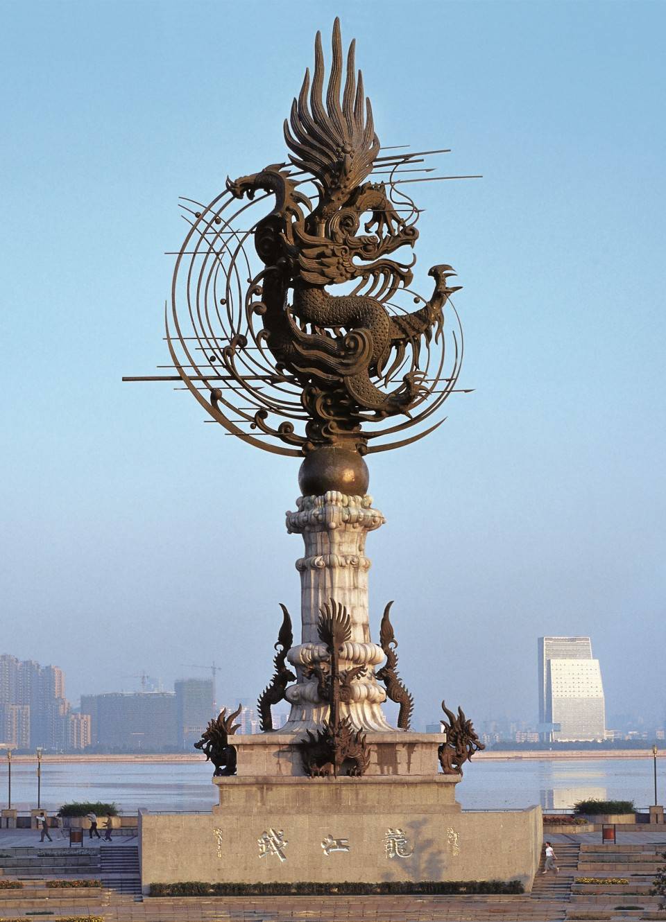 【风华凝萃】谁是英雄——记"狂人"韩美林_时代_绘画_形式