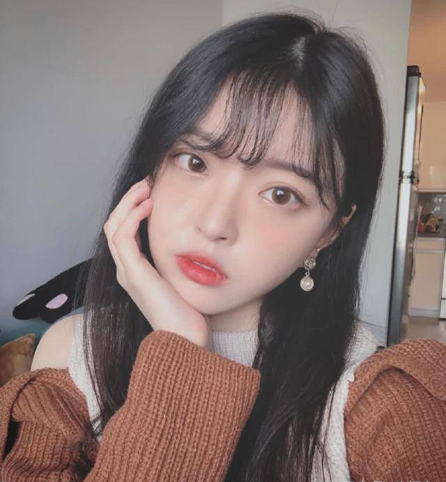 王中磊女儿王文也和好友吃法式大餐,笑容甜美举止优雅,超淑女!