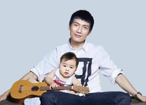 陈楚生二胎得子,甜蜜感谢老婆,大儿子抱着弟弟,一家人超幸福_家庭