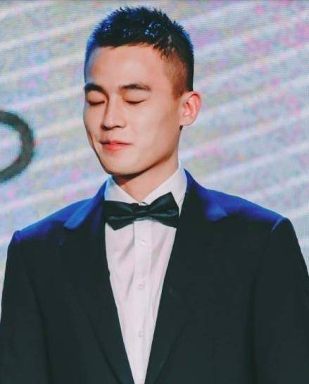 李汶翰,腿是真的长,比例是真的好,气场十足啊!