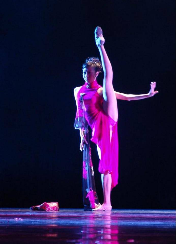 刘岩笔直的双腿缓缓抬起,用脚尖划出一道优雅的弧度,这样强大的控腿