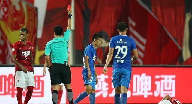 富力猛将连续爆铲国足新星,都是废人的动作_陈志钊_双方_比赛