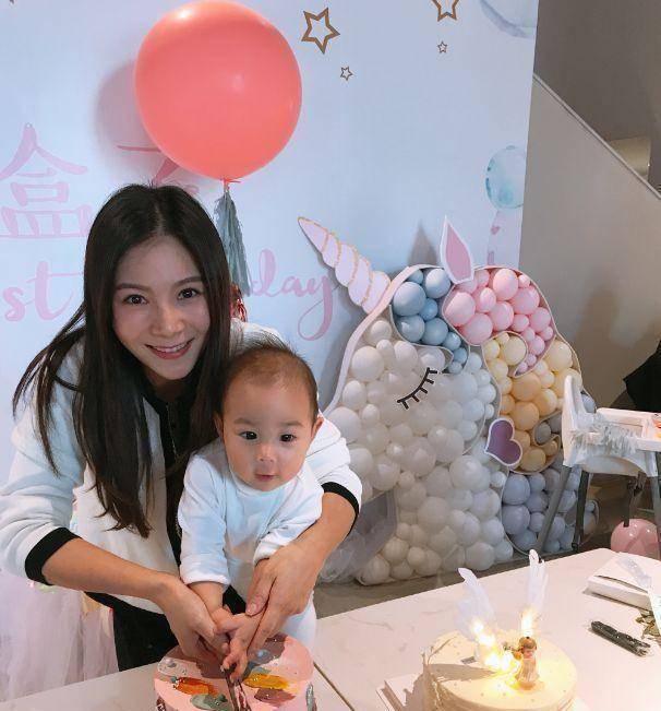 奥运冠军何姿现状:给女儿过一岁生日,抱怨养女儿太贵_跳水_秦凯_中国