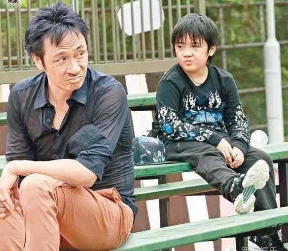 被老爹发了床照的费曼↓本来就不苗条,在吴镇宇的镜头下更加变肥曼了!