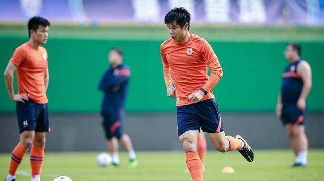 蒿俊闵再穿橙色球衣!鄂媒:蒿俊闵个人已经作出表率_武汉_长江_消息