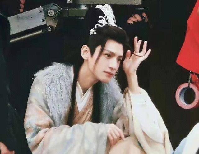 罗云熙小号被扒出,与圈内同性好友嘴对嘴亲吻,画面辣眼不忍直视_网友