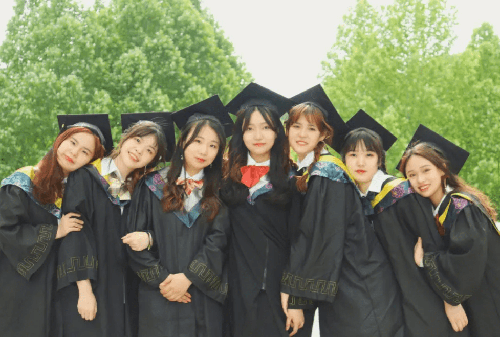 大专别来凑热闹,专科生穿学士服拍照引争议,没学位证穿啥学士服_学历
