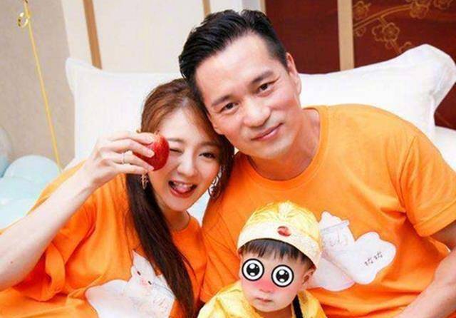 40岁安以轩二胎产女,小女儿照片罕见曝光,妈妈直言颜值比她高!