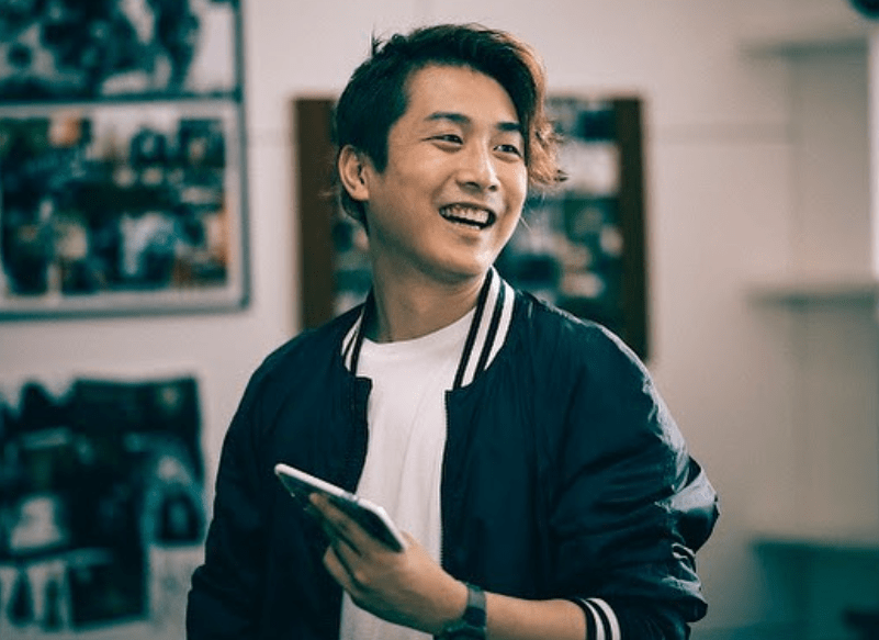 31岁男星与新欢车内热吻被拍,女方长相引热议_阮政_恋情_女孩