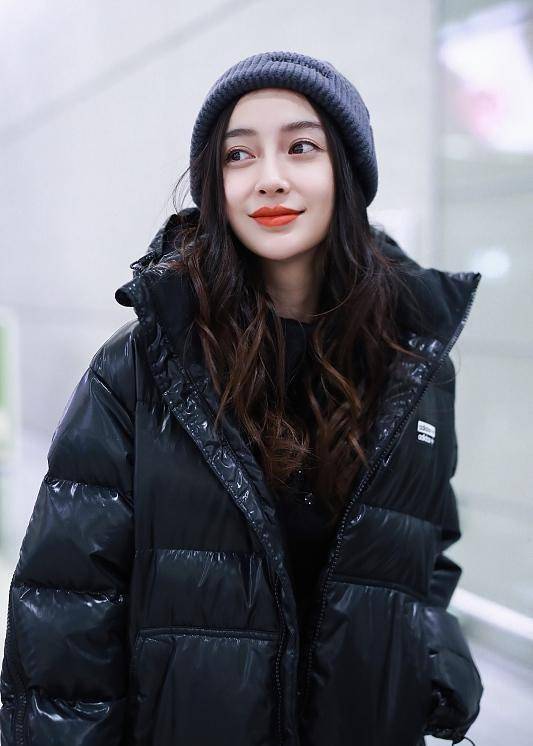 angelababy亮相机场对镜灿笑红唇长发纤细身材吸睛_网友_魅力_冬日