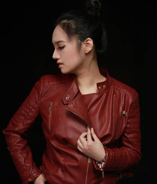 早期的汤梦迪是少女歌手出道,作为华语乐坛的90后,她的出道作品《刺猬