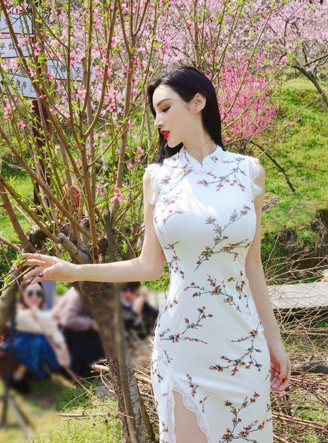 25岁"校花"吴春怡,还是第一美腿车模,穿旗袍身材曲线吸睛_改良_白色